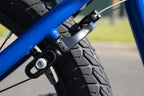 Gros plan d'un tendeur de chaîne Springfield noir sur un cadre de vélo BMX bleu