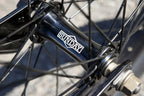 Gros plan d'un moyeu de roue BMX noir avec le logo Sunday blanc