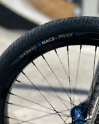 Gros plan du pneu BMX KHE MAC2+ Proof noir monté sur une roue.
