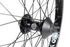 Roue BMX noire avec moyeu et rayons, design robuste pour performance