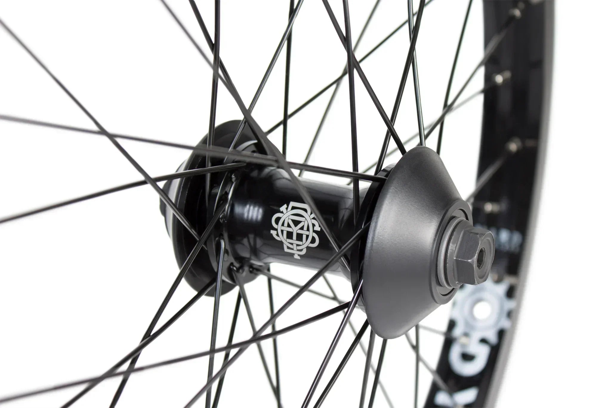 Roue BMX noire avec moyeu et rayons, design robuste pour performance