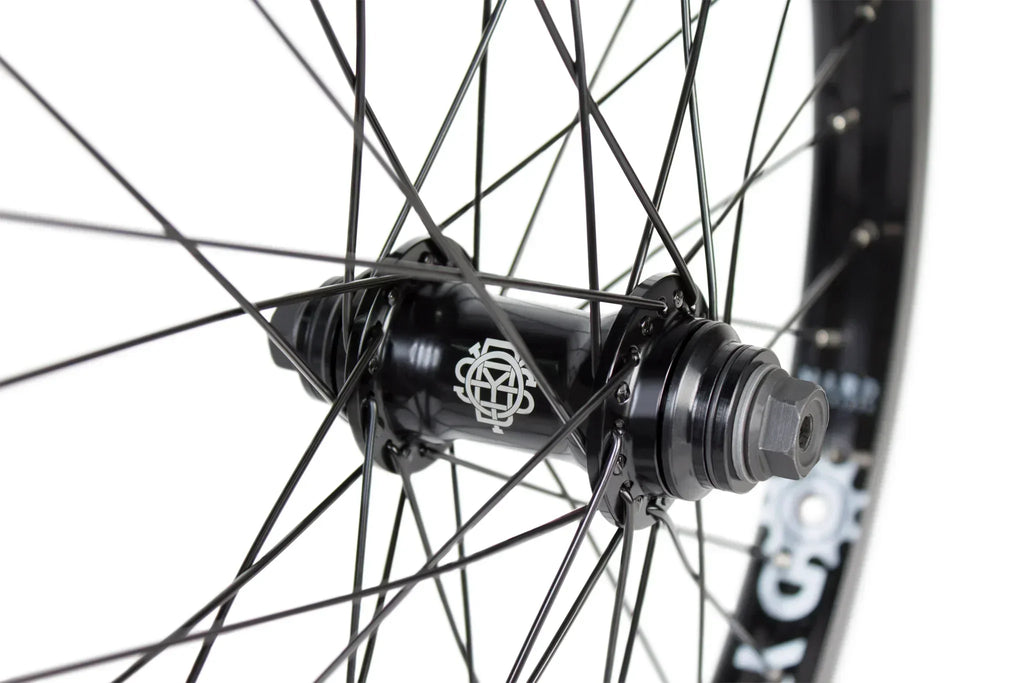 Roue BMX noire avec moyeu et rayons détaillés, design robuste pour performance