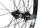 Roue BMX noire avec moyeu et rayons détaillés, design robuste pour performance