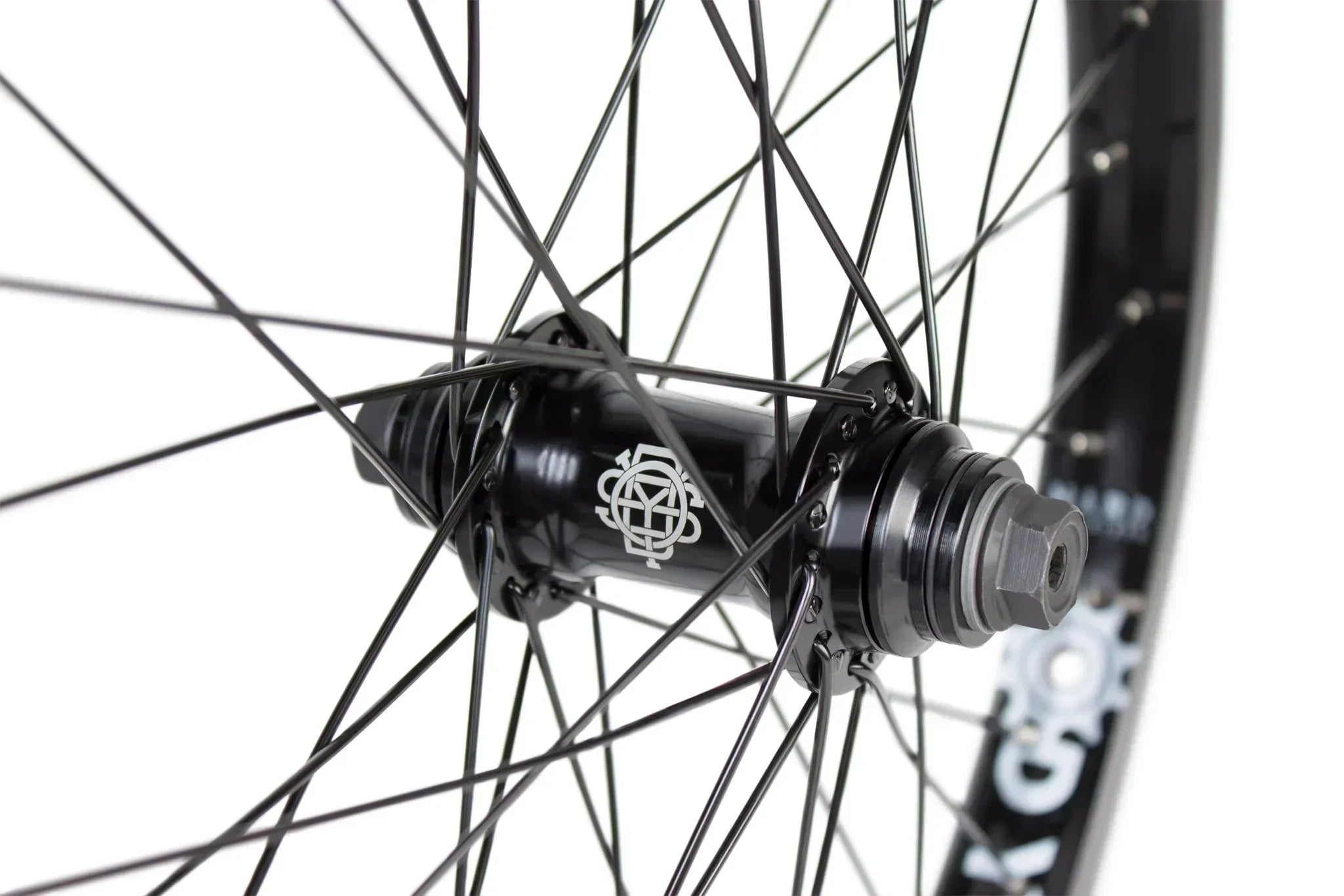 Roue BMX noire avec moyeu et rayons détaillés, design robuste pour performance