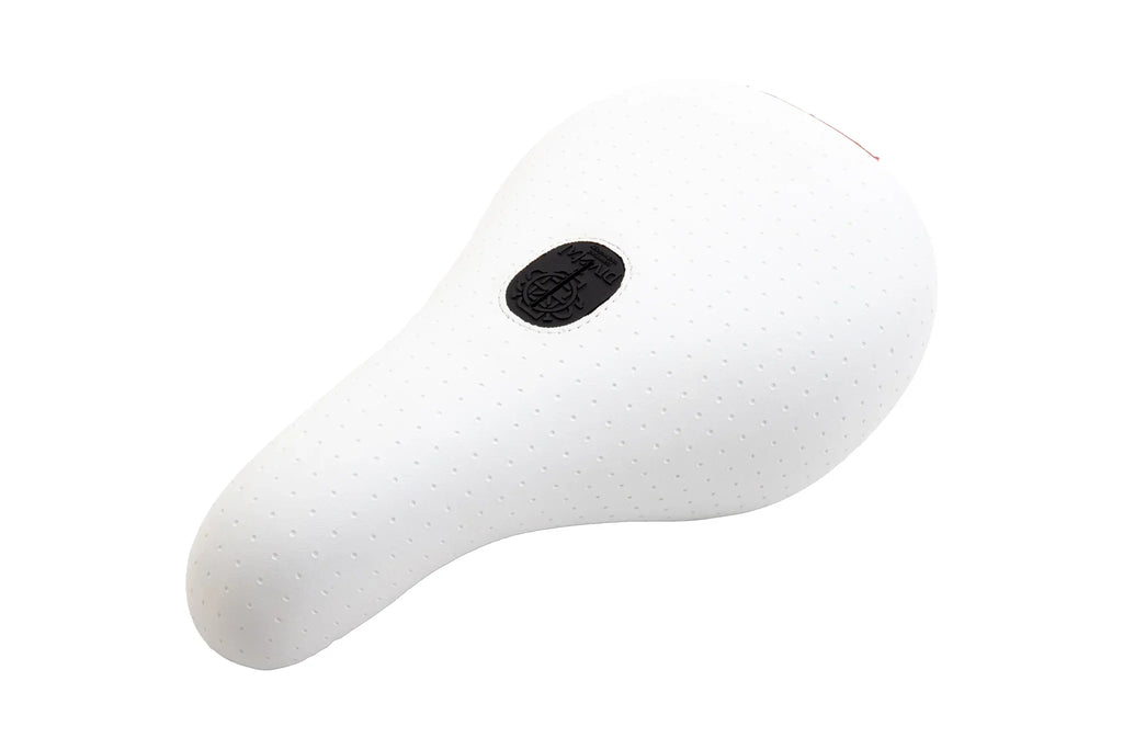Selle BMX blanche perforée avec logo noir, design ergonomique pour confort et performance