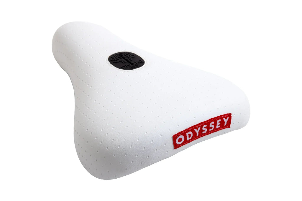 Selle de BMX blanche Odyssey avec logo rouge et perforations