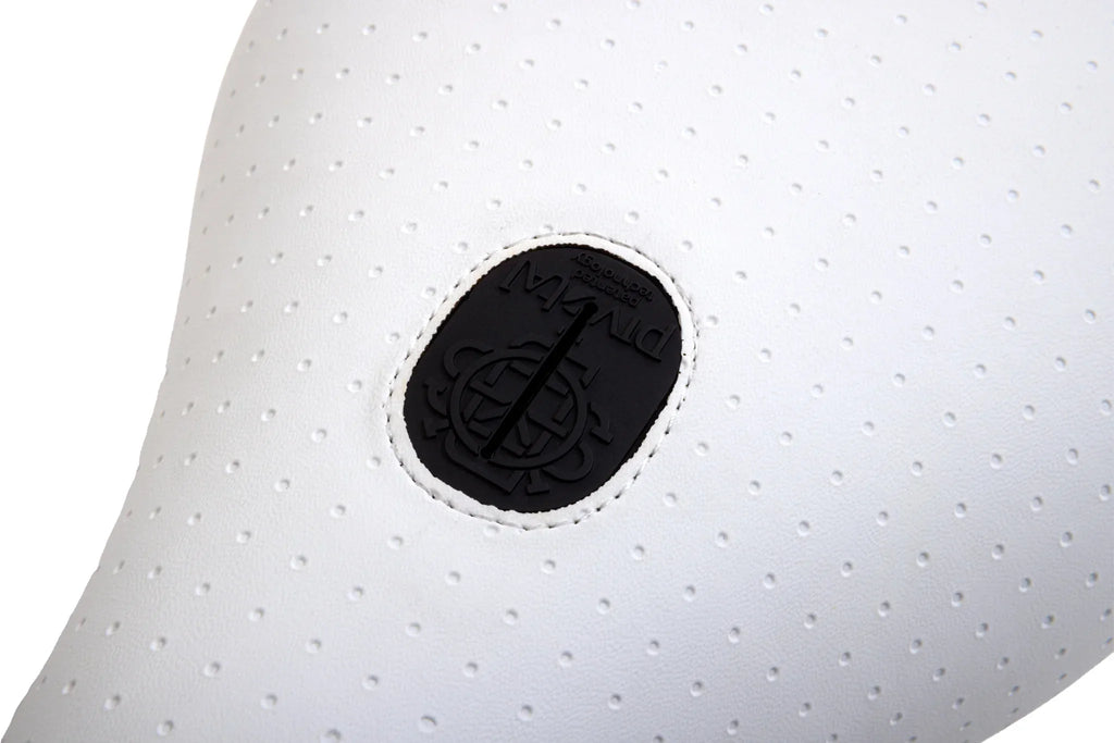 Selle BMX blanche perforée avec logo noir