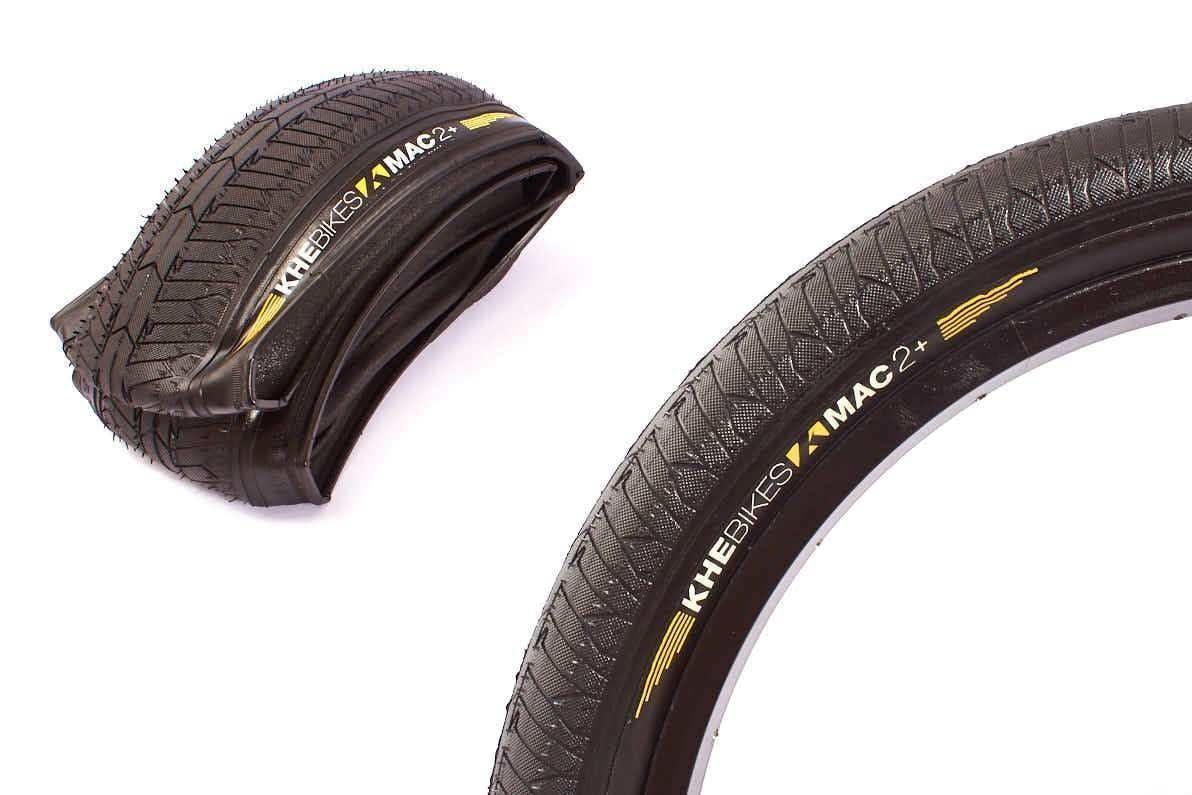Pneu BMX KHE Bikes MAC 2+ noir avec motifs de grip et logo jaune, idéal pour freestyle et tricks