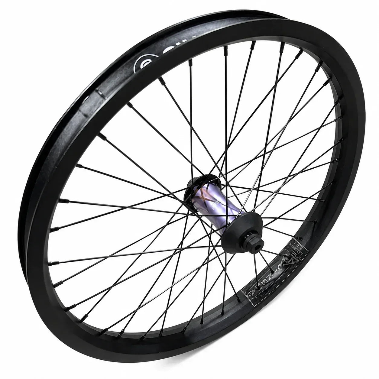 Roue BMX noire avec moyeu violet, rayons fins et jante robuste pour vélo de freestyle