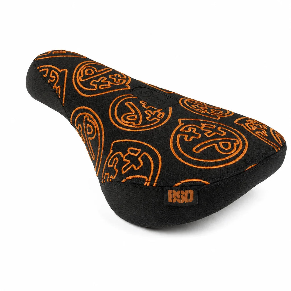 Selle de BMX noire avec motifs ornementaux orange et logo BSD