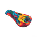 Selle BMX multicolore tie-dye avec logo noir, design vibrant pour vélo freestyle