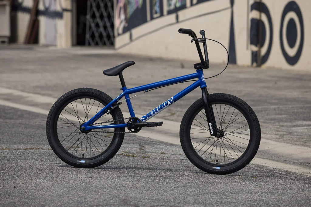 Vélo BMX bleu Sunday sur un sol en asphalte