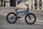 Vélo BMX bleu Sunday sur un sol en asphalte