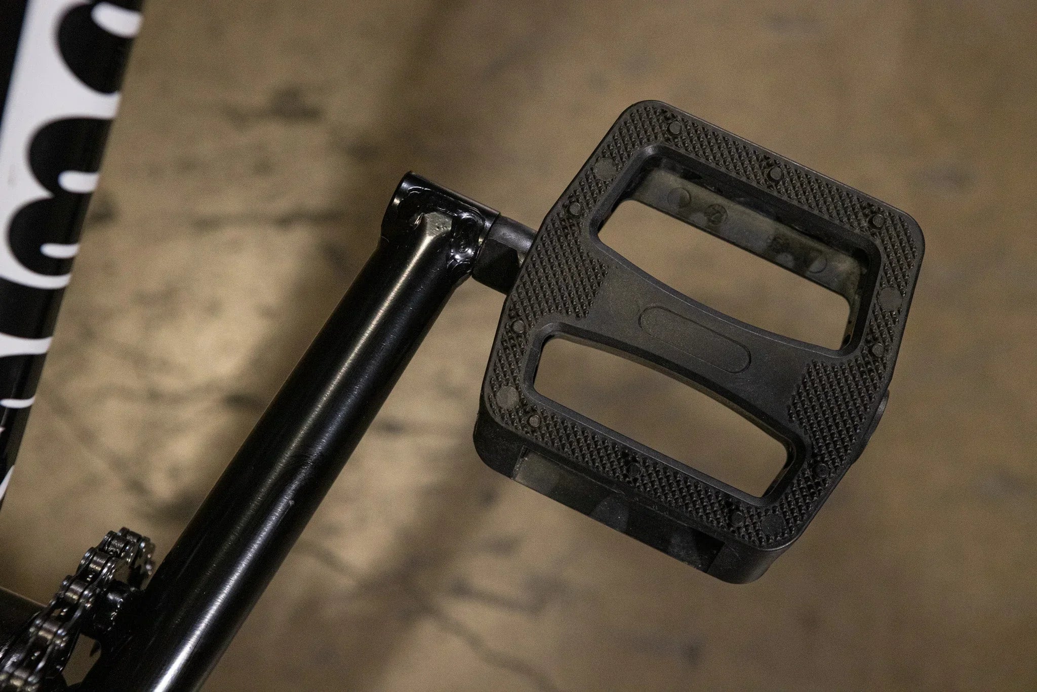 Gros plan d'une pédale de vélo BMX noire en nylon avec surface antidérapante