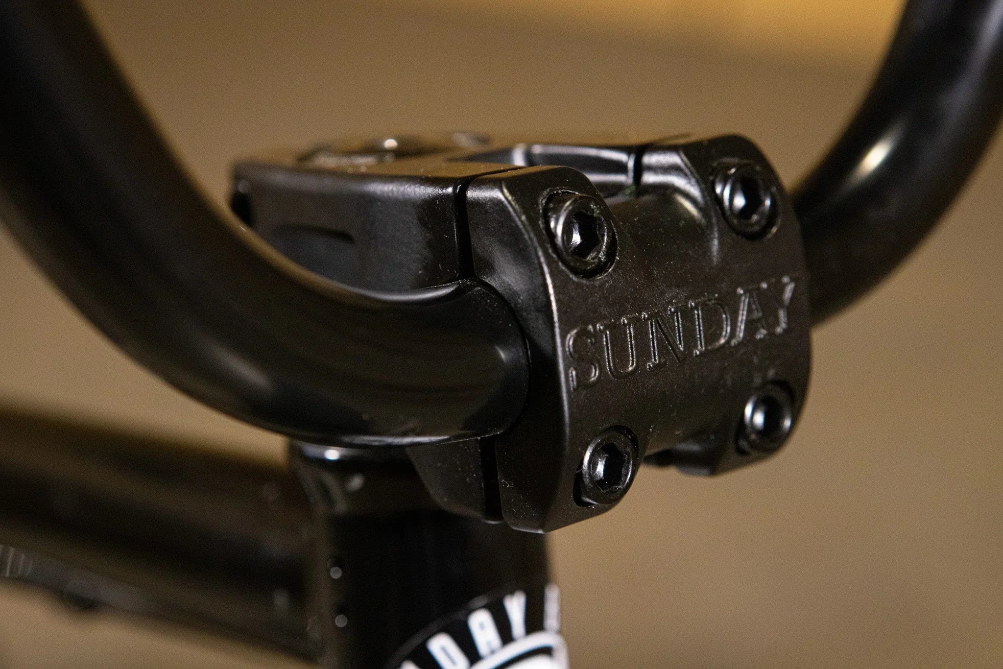 Gros plan d'une potence de vélo BMX noire de marque Sunday