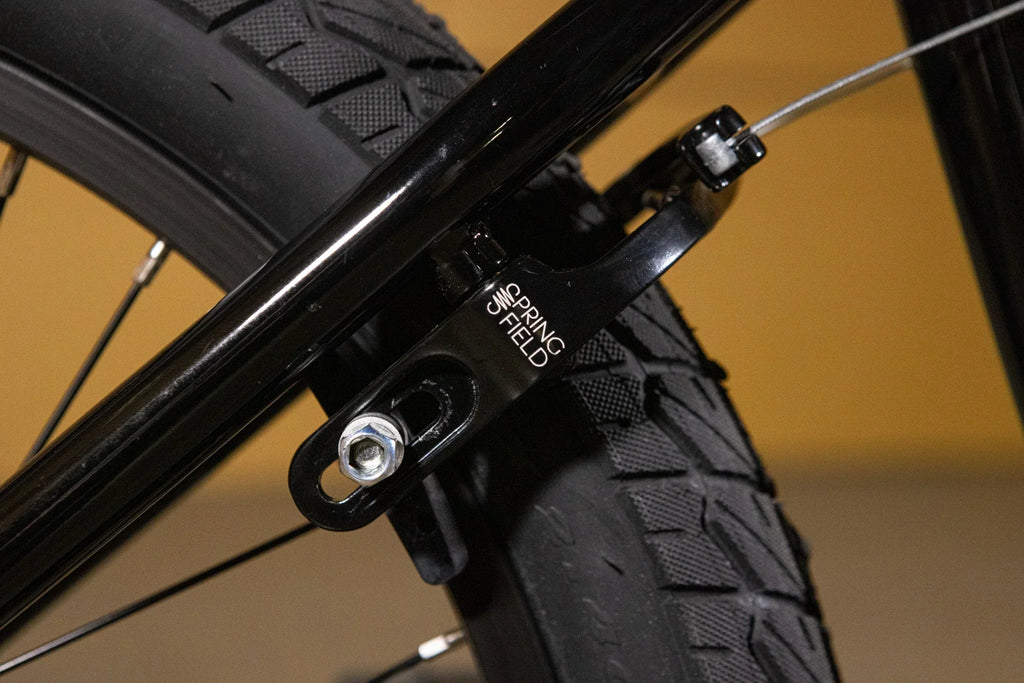 Détail d'un tendeur de chaîne Springfield noir sur un vélo BMX