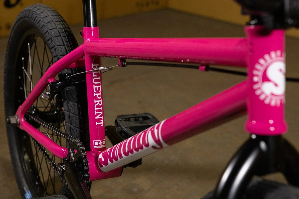 Cadre de vélo BMX rose vif avec marquages Blueprint et Sunday