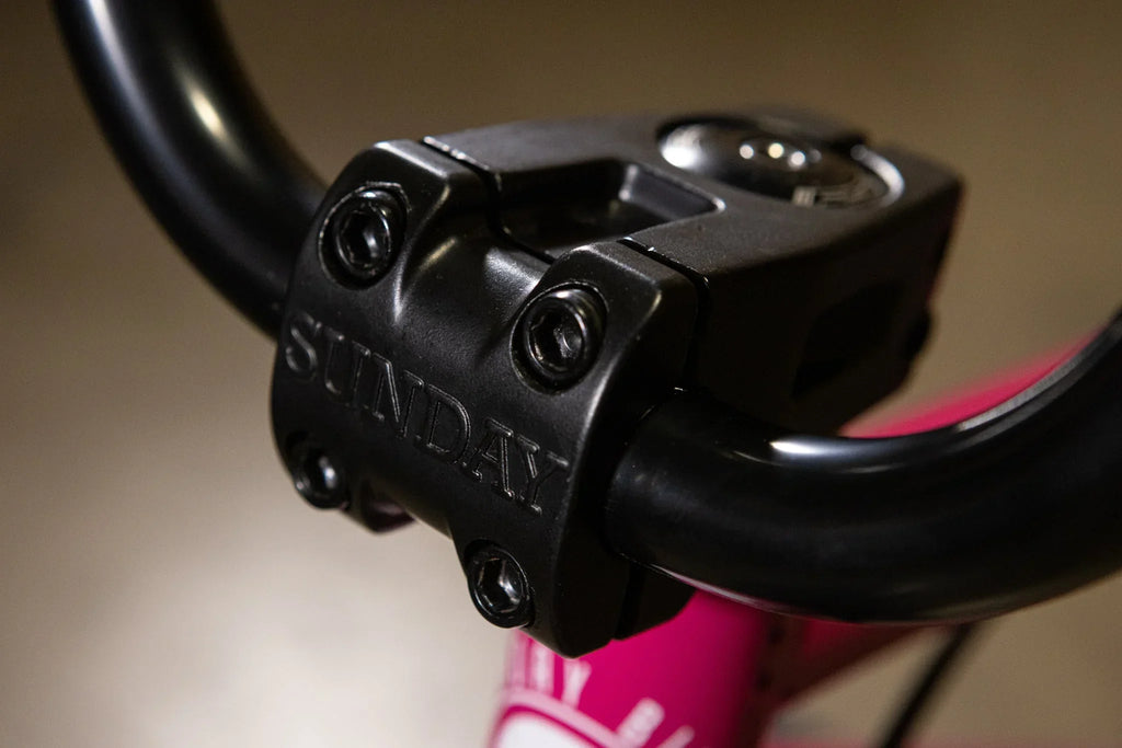 Potence de guidon BMX noire de marque Sunday avec vis de fixation