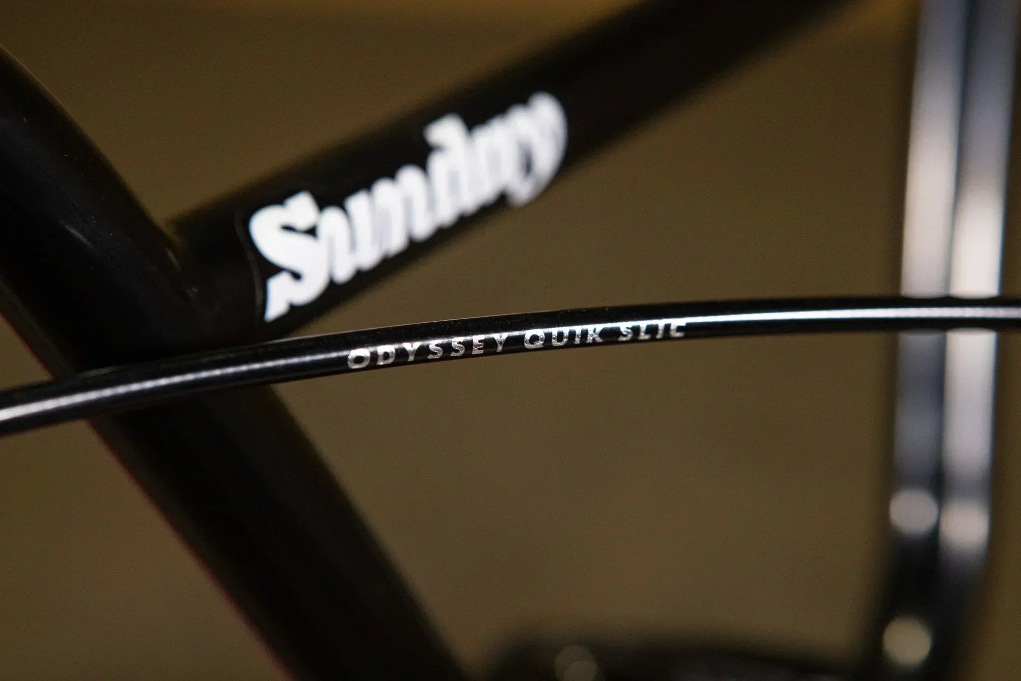 Gros plan du câble de frein Odyssey Quik Slic sur un cadre de vélo BMX Sunday noir