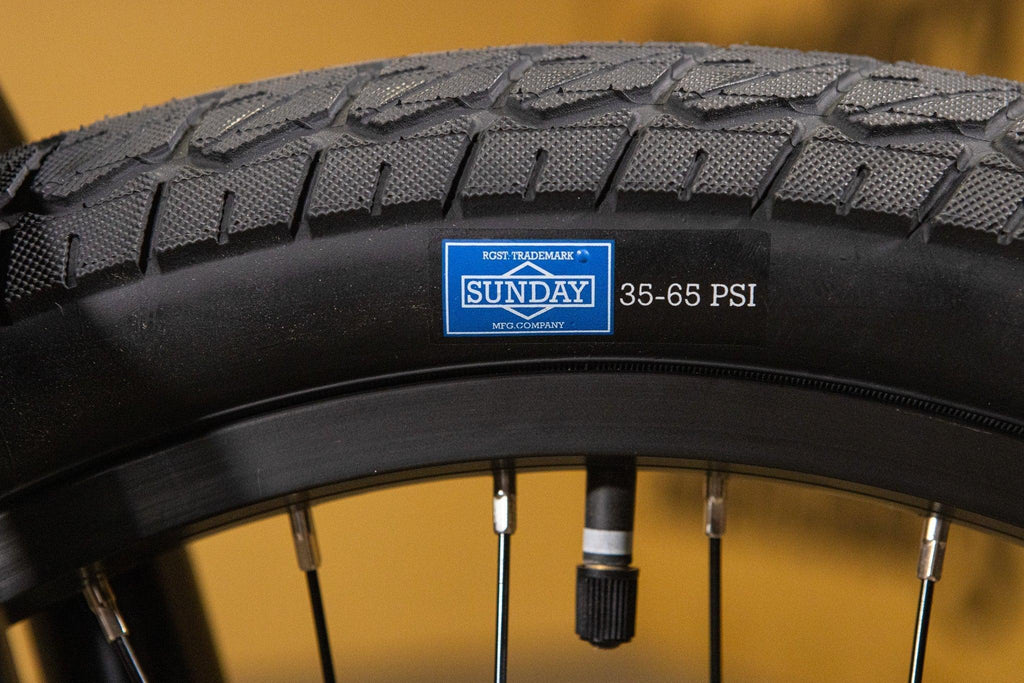 Gros plan d'un pneu de BMX Sunday avec indication de pression 35-65 PSI