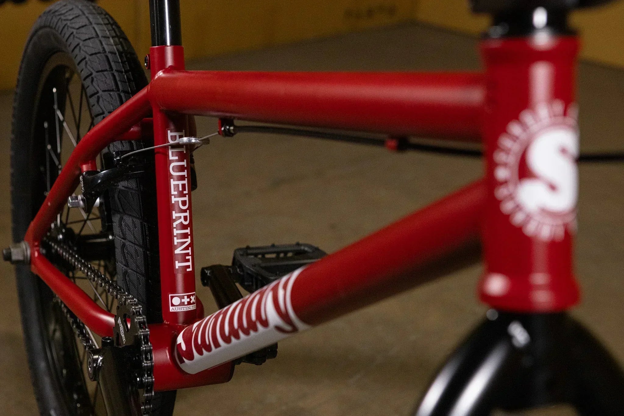 Gros plan du cadre rouge d'un vélo BMX Blueprint
