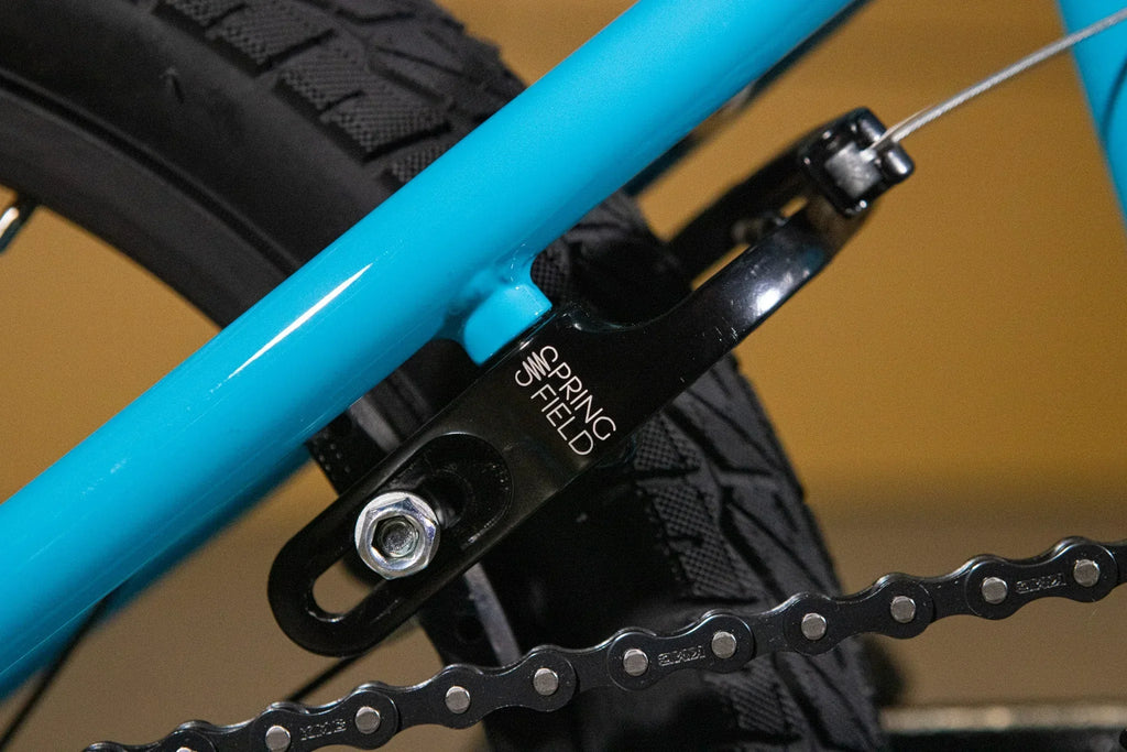Tende-chaîne Spring Field noir monté sur un cadre de vélo BMX bleu