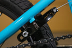Tende-chaîne Spring Field noir monté sur un cadre de vélo BMX bleu