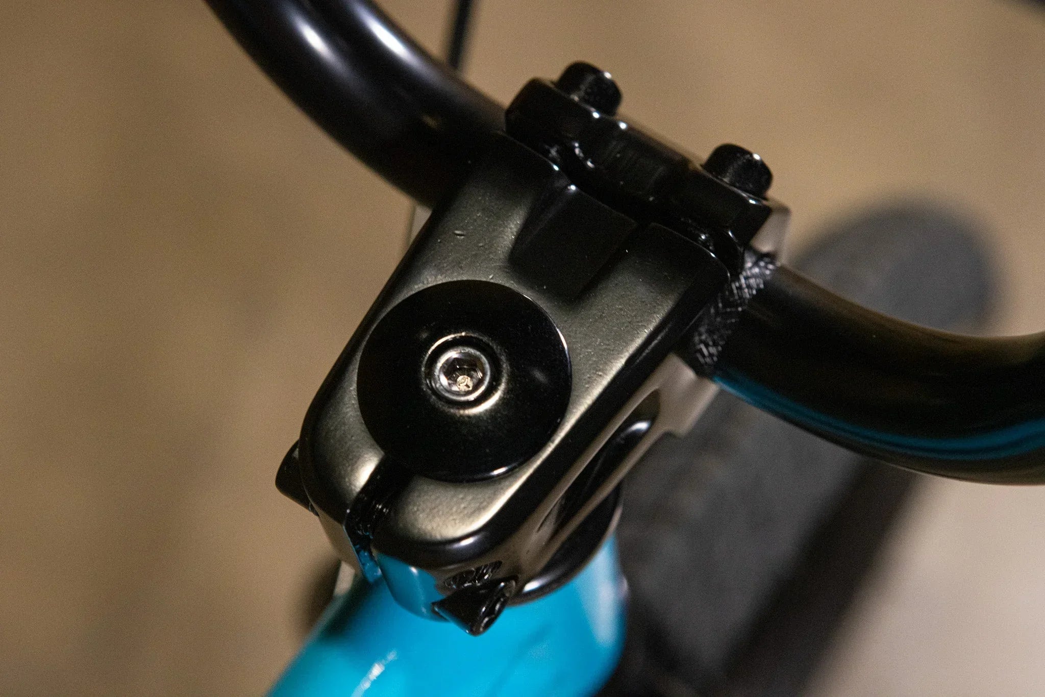 Gros plan d'une potence de vélo BMX noire fixée au guidon.