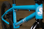 Cadre de vélo BMX bleu avec inscription Blueprint