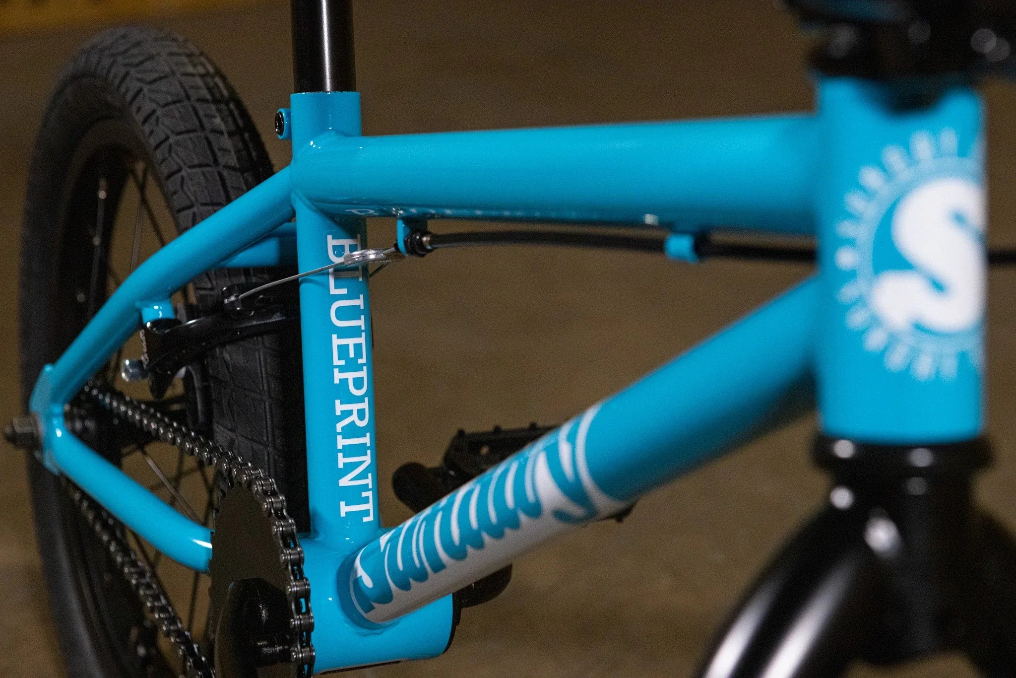 Cadre de vélo BMX bleu avec inscription Blueprint