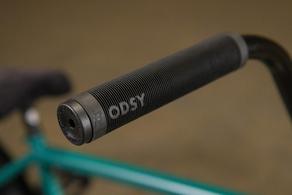 Gros plan d'une poignée de guidon BMX noire texturée de marque Odyssey