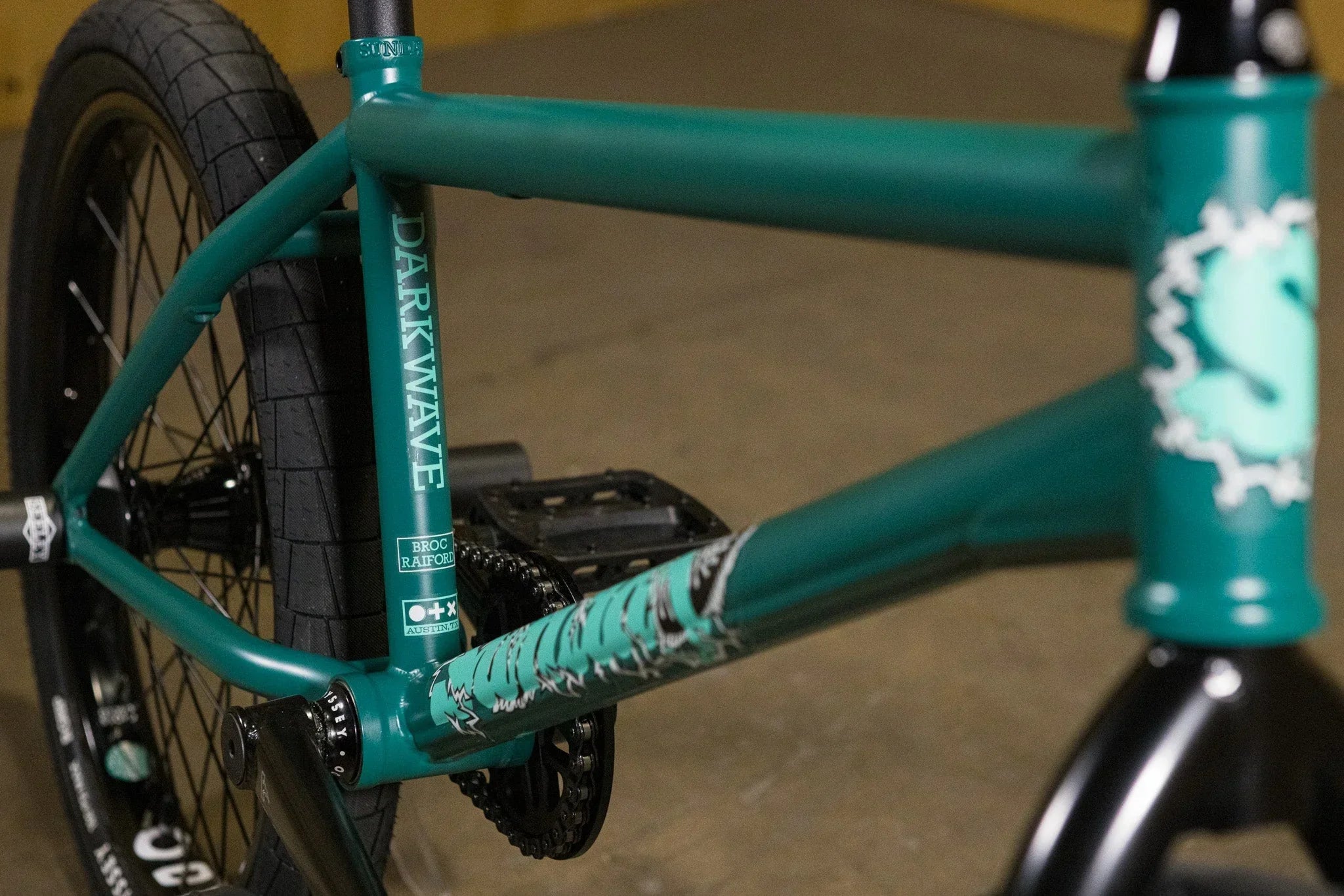 Cadre de vélo BMX vert avec lettrage Darkwave et graphismes blancs