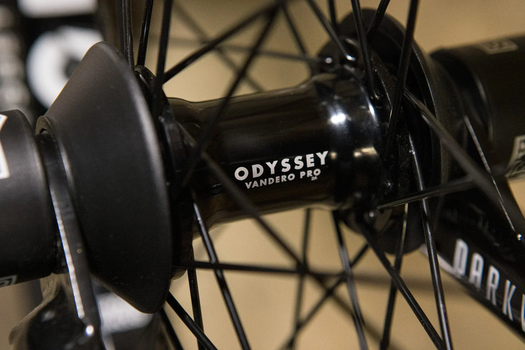Gros plan d'un moyeu de roue BMX Odyssey Vandero Pro noir.
