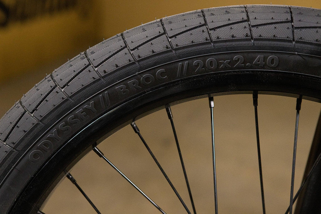 Gros plan du pneu Odyssey Broc 20x2.40 pour vélo BMX