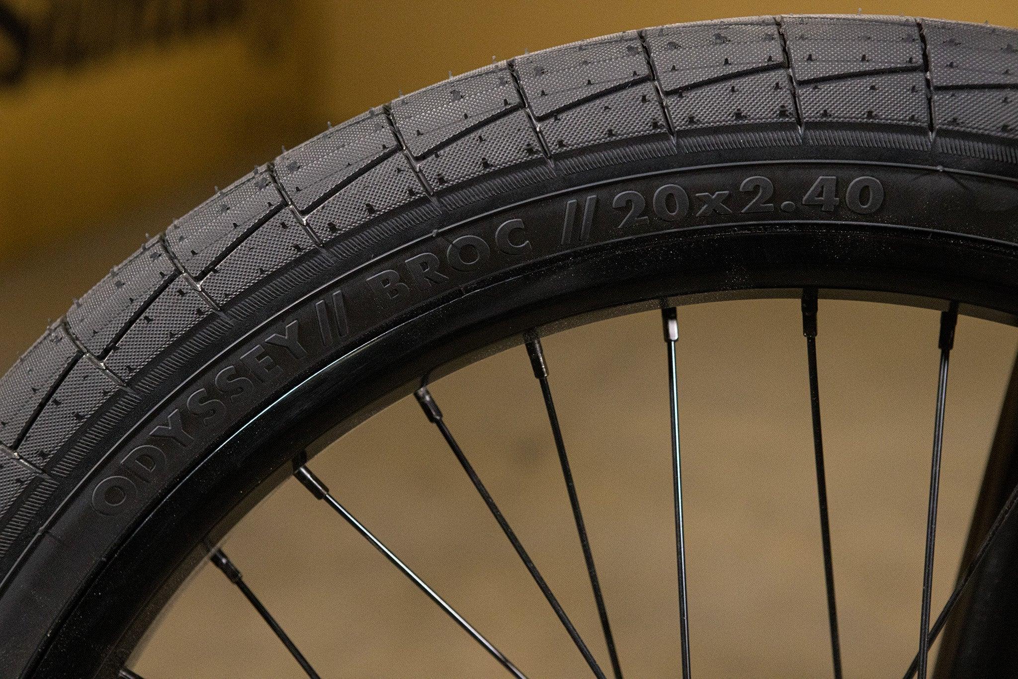 Gros plan du pneu Odyssey Broc 20x2.40 pour vélo BMX