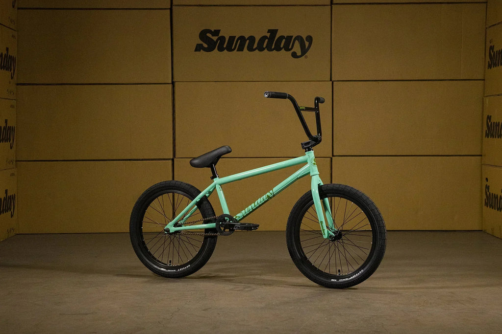 Vélo BMX Sunday vert menthe sur fond de boîtes en carton