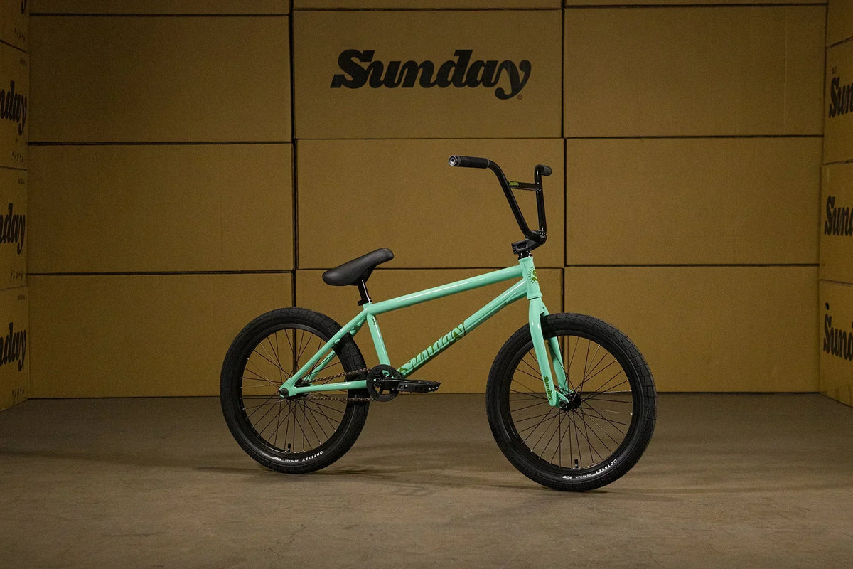 Vélo BMX Sunday vert menthe sur fond de boîtes en carton