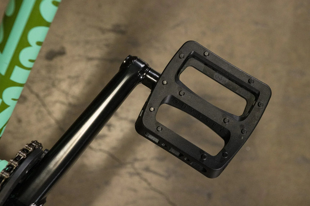 Gros plan d'une pédale de vélo BMX noire en nylon avec picots