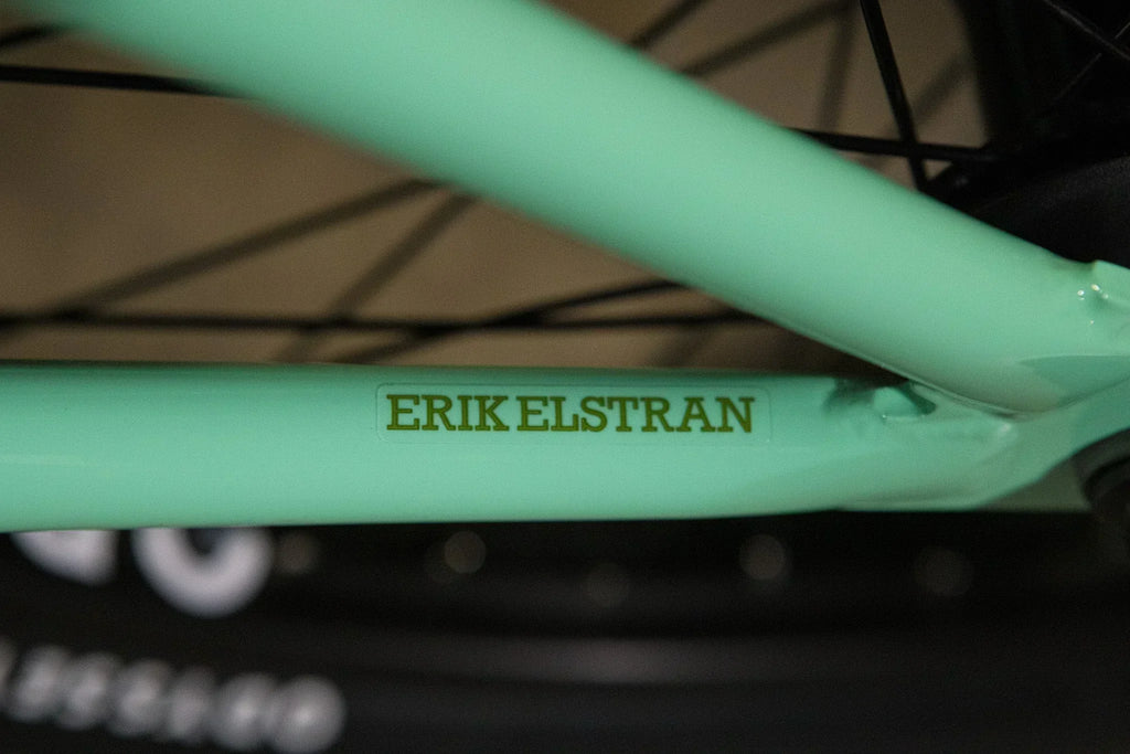 Gros plan d'un cadre de vélo BMX vert menthe avec l'autocollant Erik Elstran.