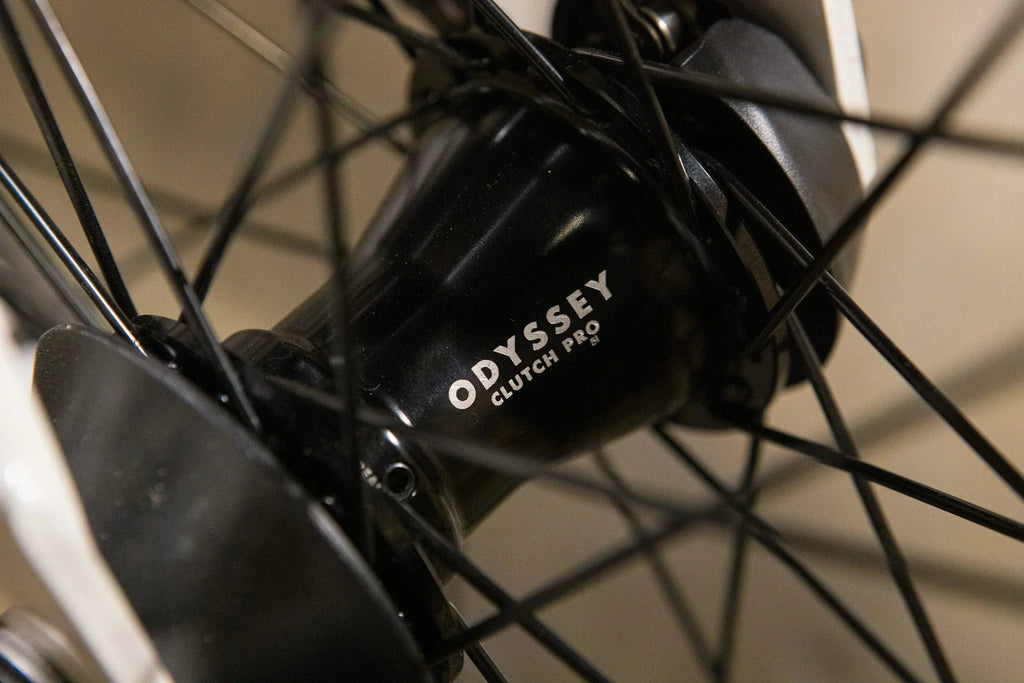 Gros plan d'un moyeu de roue BMX Odyssey Clutch Pro noir.