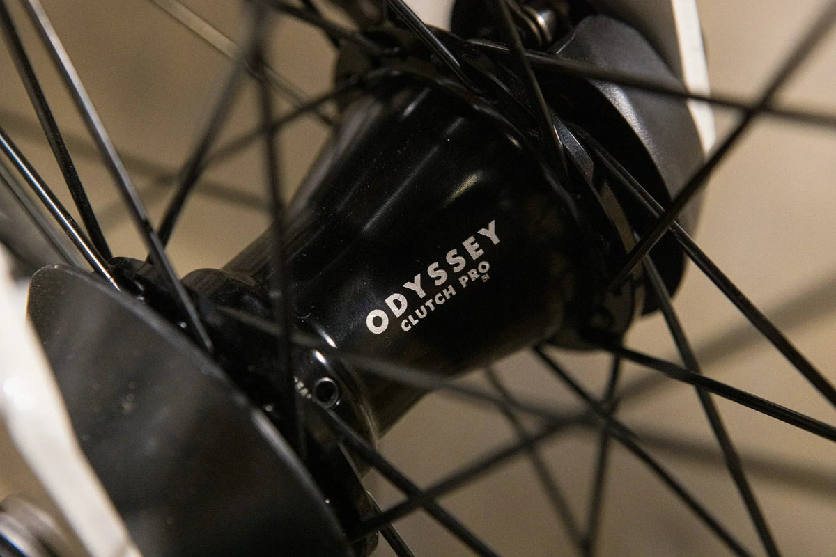 Gros plan d'un moyeu de roue BMX Odyssey Clutch Pro noir.