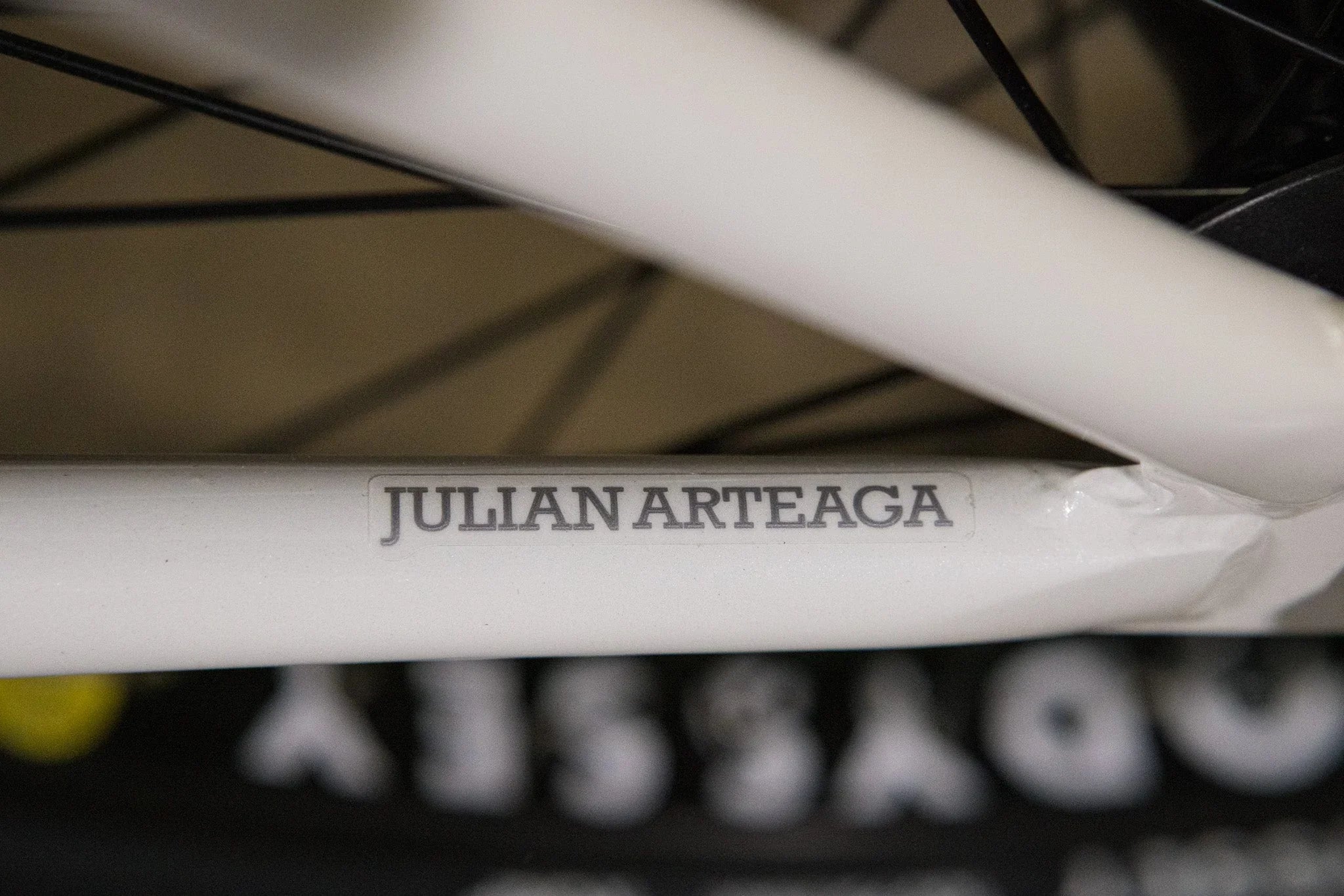 Gros plan d'un cadre de vélo BMX blanc avec l'inscription Julian Arteaga.