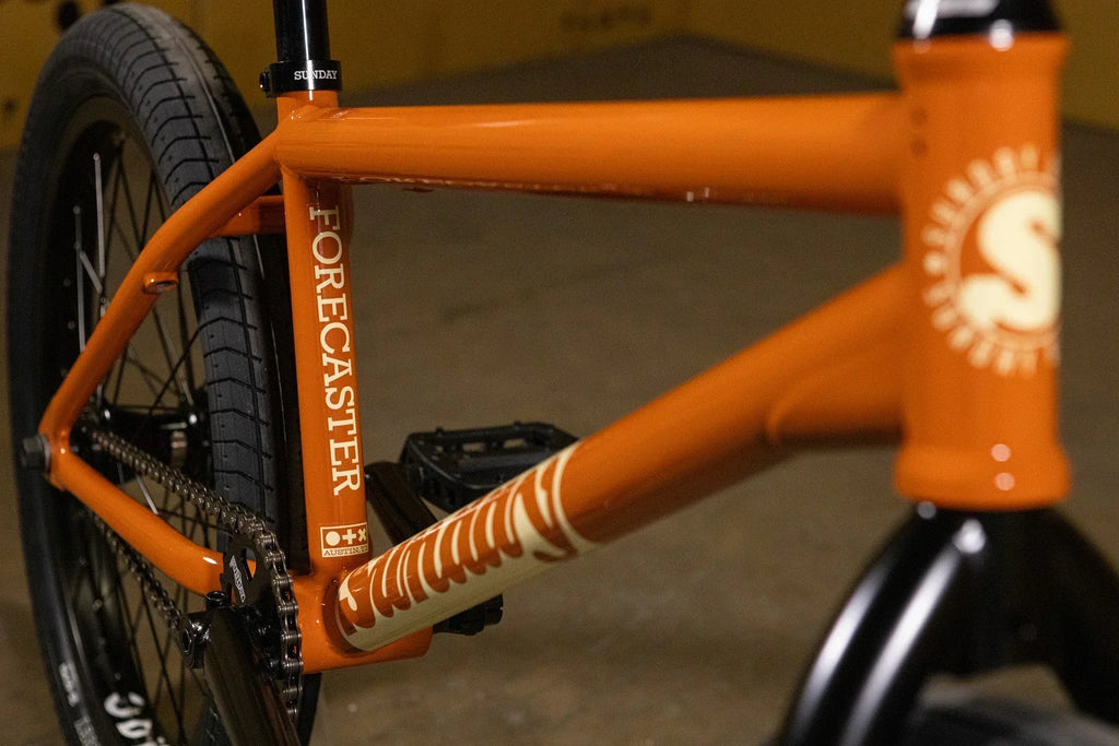 Détail du cadre orange d'un vélo BMX Sunday Forecaster