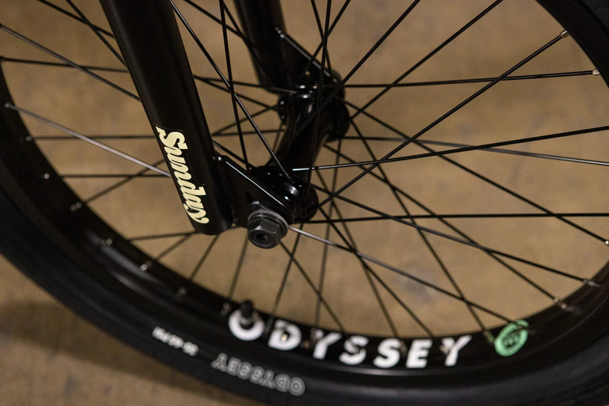 Gros plan d'une roue et fourche de vélo BMX avec pneus Odyssey et cadre Sunday