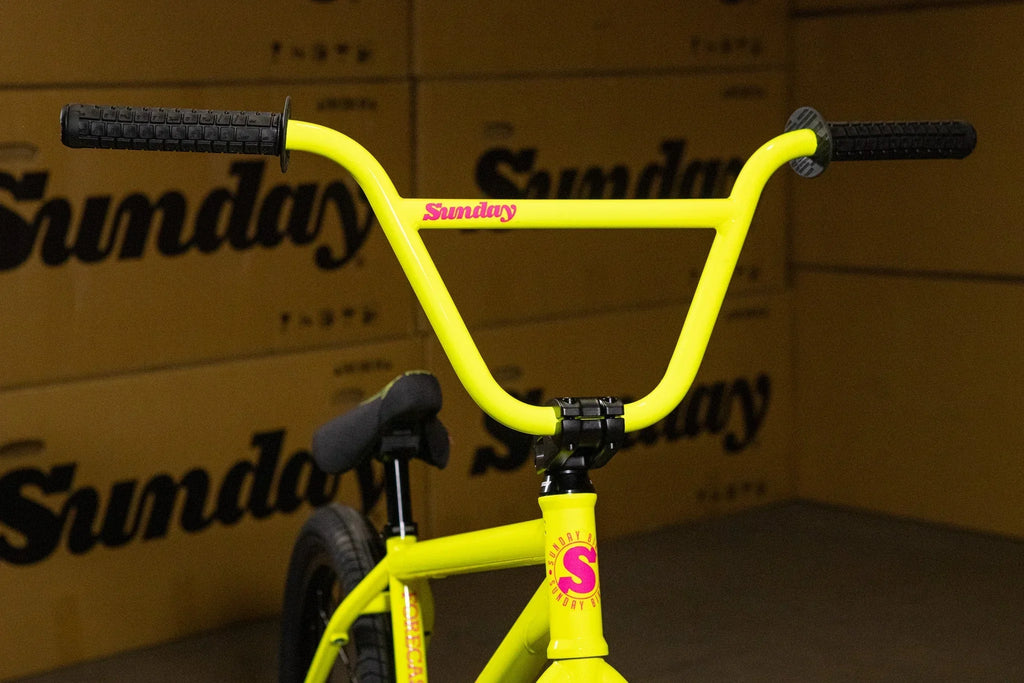Guidon jaune fluo de vélo BMX Sunday avec poignées noires