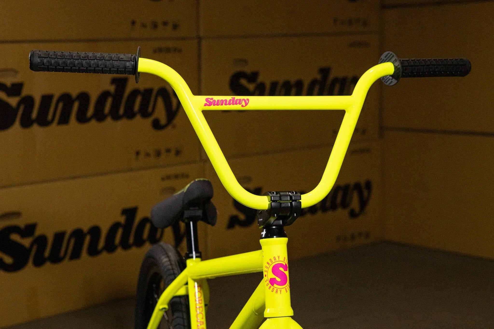 Guidon jaune fluo de vélo BMX Sunday avec poignées noires