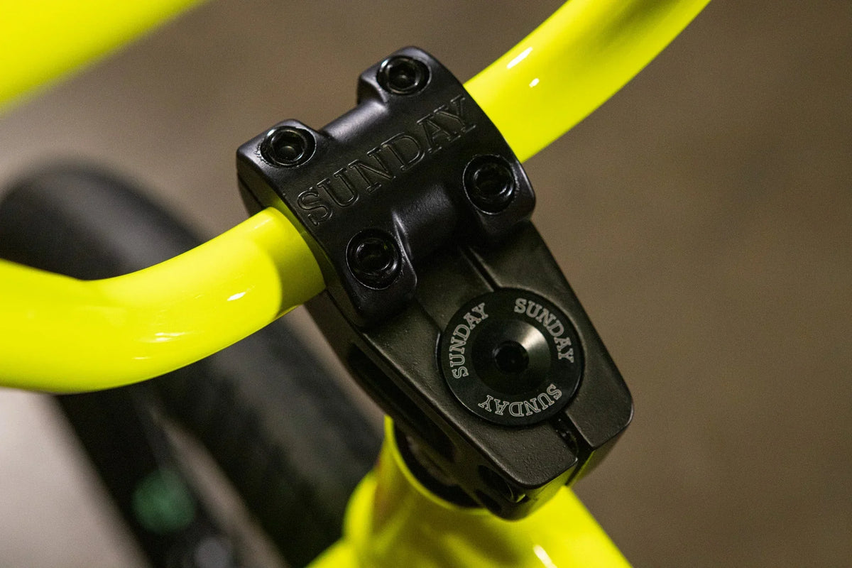 Pot de direction BMX noir de marque Sunday sur guidon jaune fluo