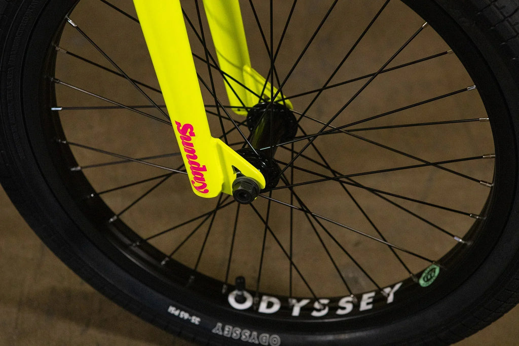 Gros plan d'une fourche de vélo BMX jaune Sunday avec pneu Odyssey