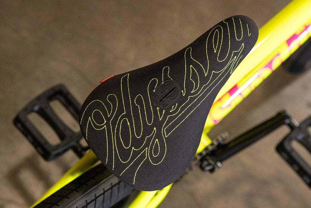 Selle de vélo BMX Odyssey noire avec broderies jaunes sur cadre jaune vif