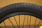 Gros plan d'un pneu de BMX Odyssey Path Pro 20x2.40 noir